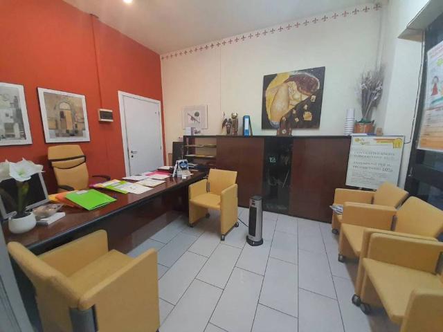 Locale Commerciale in affitto a I lecci, Prato