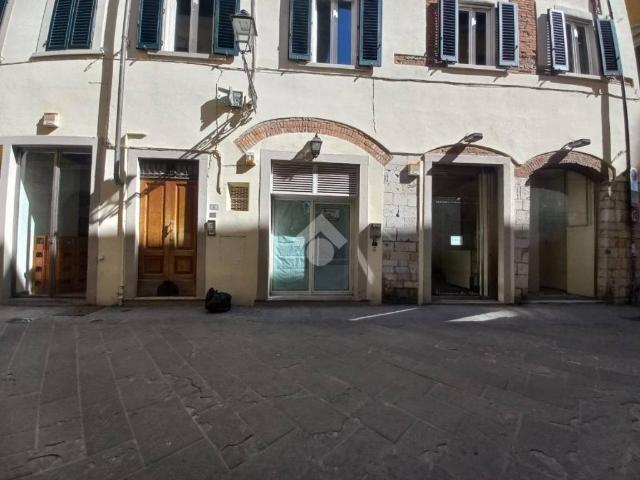 Locale Commerciale in affitto a Prato, Toscana
