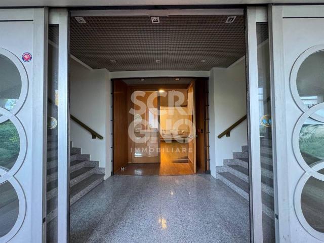 Locale Commerciale in affitto a Mezzana, Prato