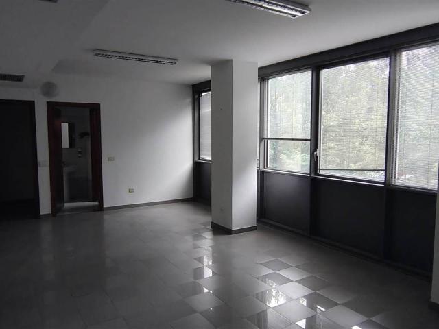 Locale Commerciale in affitto a Mezzana, Prato