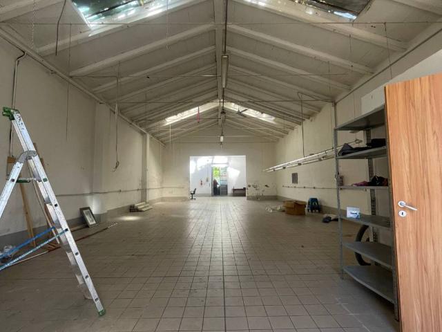 Locale Commerciale in affitto a Capezzana, Prato