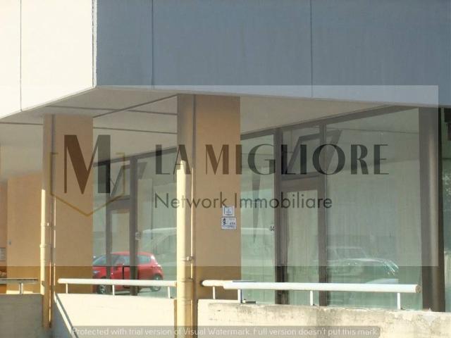 Locale Commerciale in affitto a Centro Direzionale, Prato