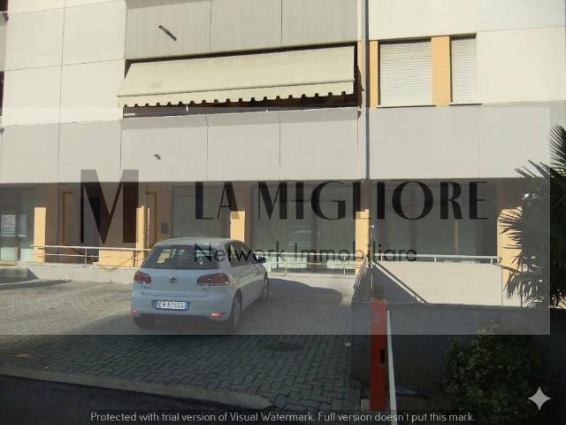 Locale Commerciale in affitto a Centro Direzionale, Prato