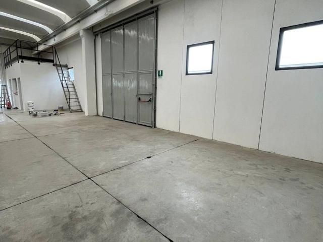 Locale Commerciale in affitto a Palarciano, Prato