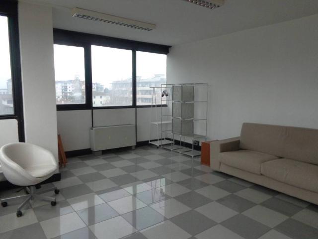 Locale Commerciale in affitto a Le Badie, Prato