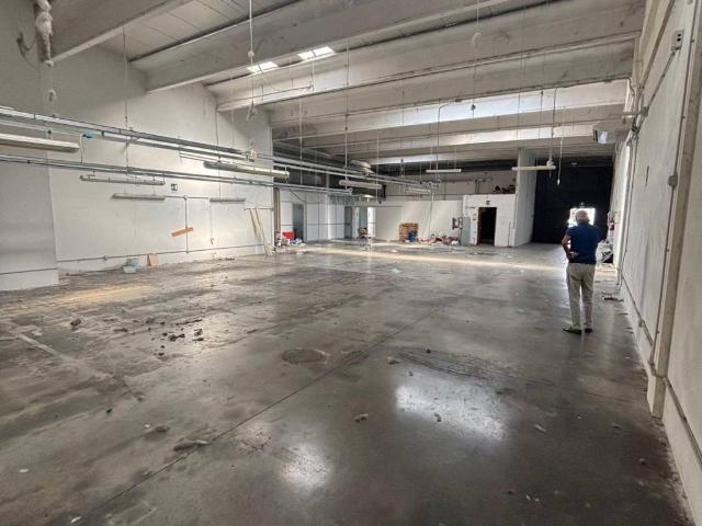 Locale Commerciale in affitto a Le Badie, Prato