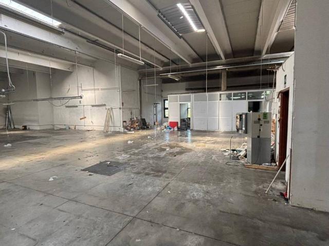Locale Commerciale in affitto a Le Badie, Prato