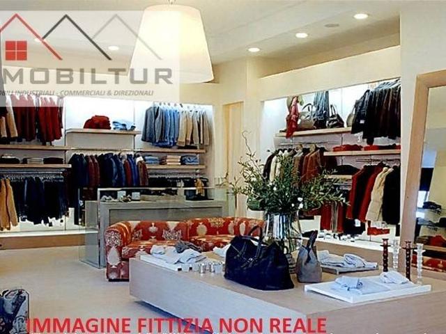 Locale Commerciale in affitto a Mezzana, Prato