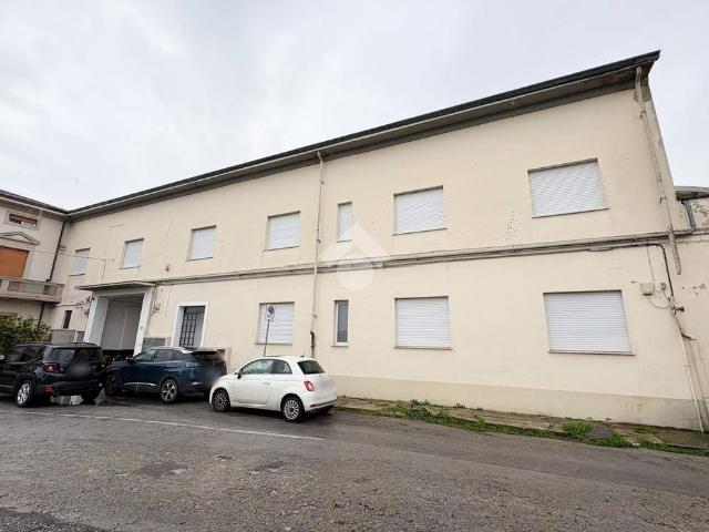 Locale Commerciale in affitto a Grignano, Prato