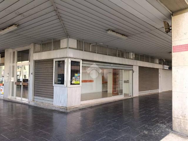 Locale Commerciale in affitto a Prato, Toscana