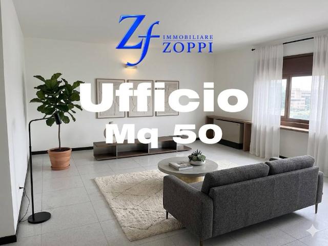 Locale Commerciale in affitto a Mezzana, Prato
