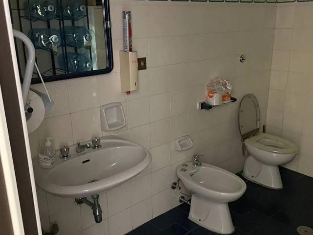 Locale Commerciale in affitto a Centro Direzionale, Prato