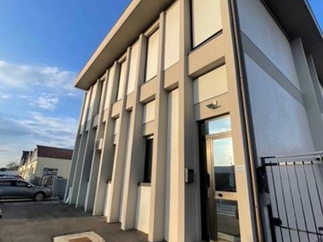 Locale Commerciale in affitto a Le Badie, Prato