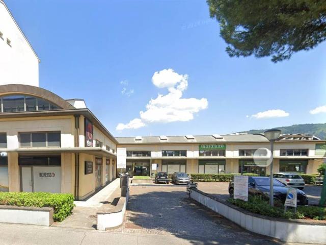 Locale Commerciale in affitto a Prato, Centro Direzionale