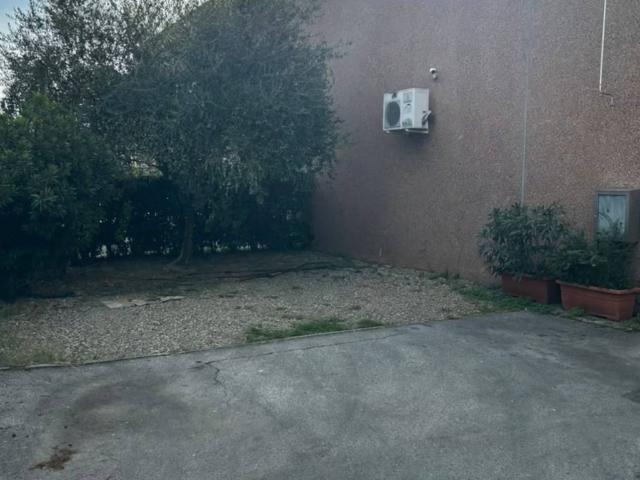 Locale Commerciale in affitto a Le Badie, Prato