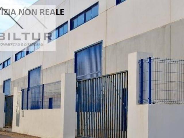 Locale Commerciale in affitto a Le Badie, Prato