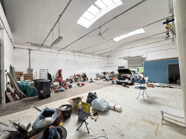 Locale Commerciale in affitto a Le Badie, Prato