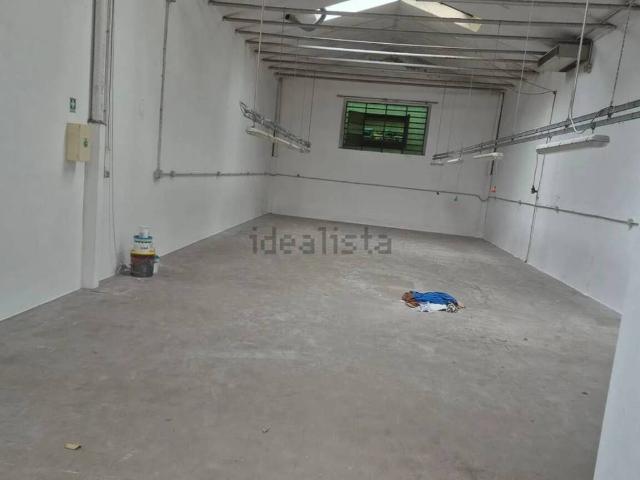 Locale Commerciale in affitto a Le Badie, Prato