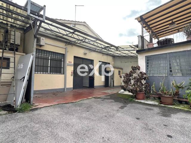 Locale Commerciale in affitto a Le Badie, Prato
