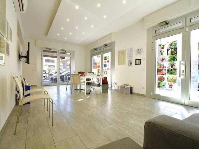 Locale Commerciale in affitto a Soccorso, Prato