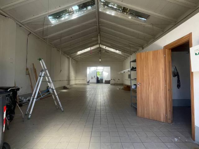 Locale Commerciale in affitto a Capezzana, Prato