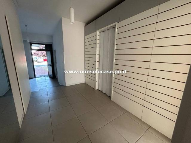 Locale Commerciale in affitto a Mezzana, Prato