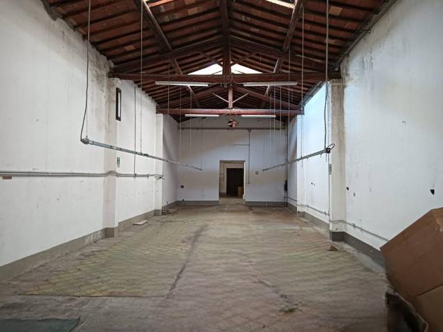Locale Commerciale in affitto a Capezzana, Prato