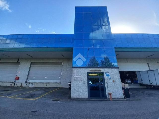 Locale Commerciale in affitto a Gonfienti, Prato