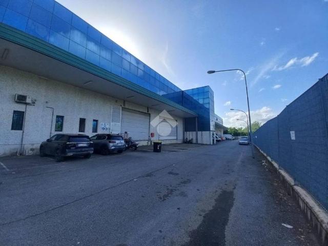 Locale Commerciale in affitto a Gonfienti, Prato