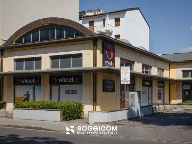 Locale Commerciale in affitto a Centro Direzionale, Prato