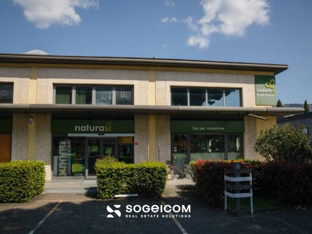 Locale Commerciale in affitto a Centro Direzionale, Prato