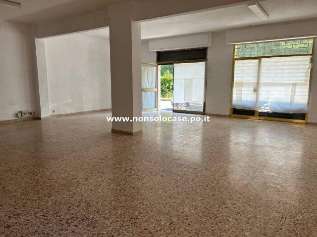 Locale Commerciale in affitto a I lecci, Prato