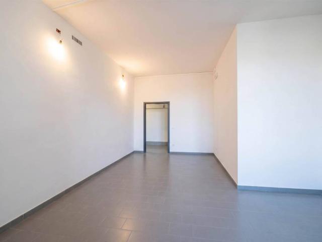 Locale Commerciale in affitto a Centro Direzionale, Prato