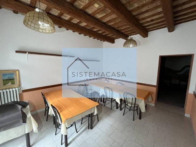 Locale Commerciale in affitto a Unione di Comuni della Romagna Forlivese, Predappio