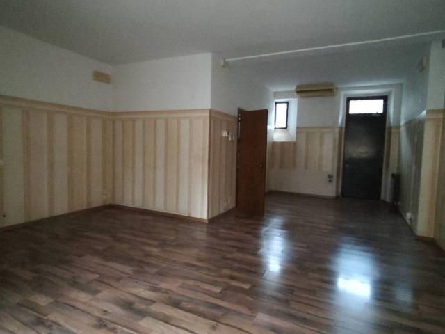 Locale Commerciale in affitto a Predore, Bergamo