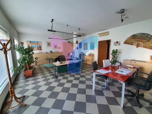Locale Commerciale in affitto a Preganziol, Veneto
