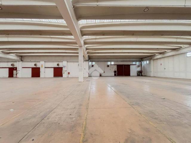 Locale Commerciale in affitto a Presezzo, Lombardia