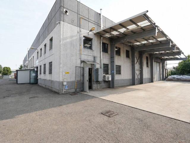 Locale Commerciale in affitto a Presezzo, Lombardia