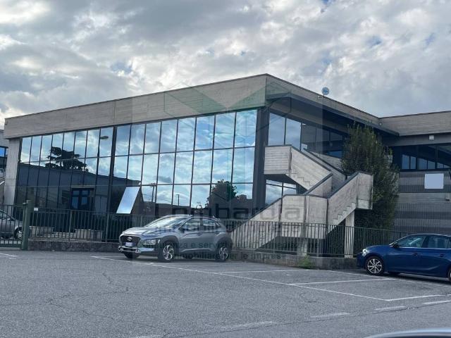 Locale Commerciale in affitto a Presezzo, Lombardia