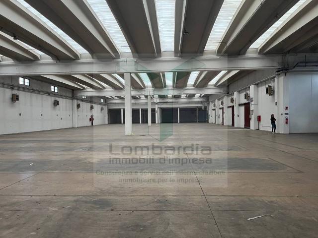 Locale Commerciale in affitto a Presezzo, Lombardia