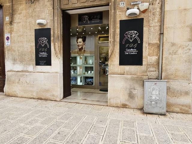 Locale Commerciale in affitto a Puglia, Bari