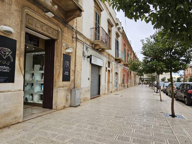 Locale Commerciale in affitto a Puglia, Bari