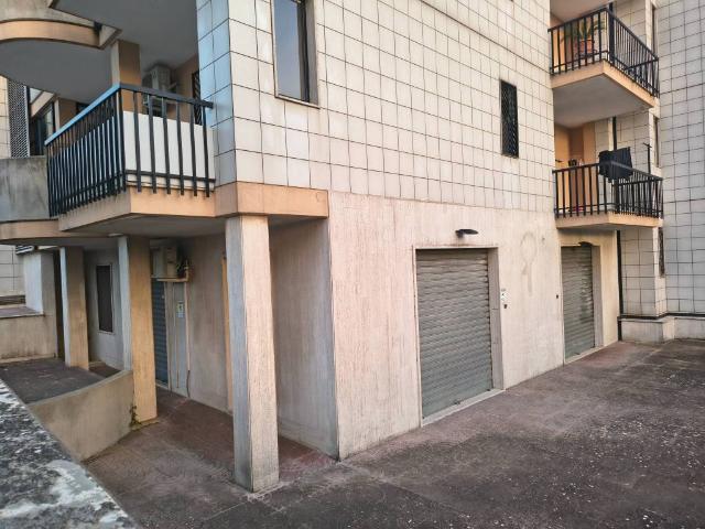 Locale Commerciale in affitto a Puglia, Bari