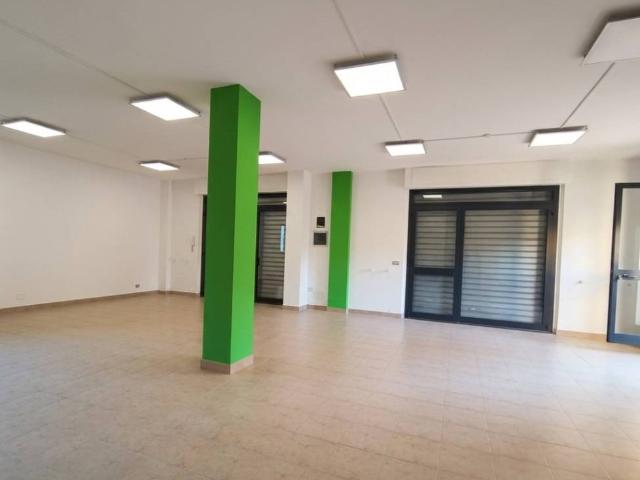 Locale Commerciale in affitto a Puglia, Bari