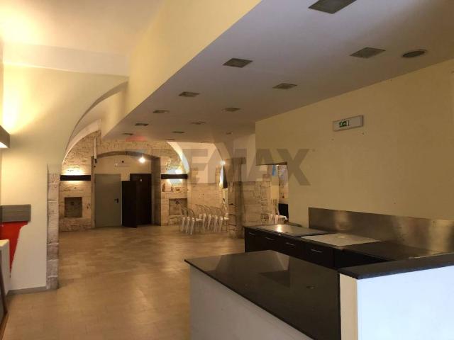 Locale Commerciale in affitto a Puglia, Bari