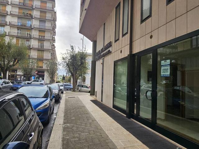 Locale Commerciale in affitto a Puglia, Bari