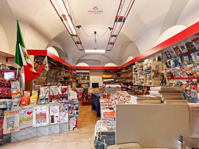 Locale Commerciale in affitto a Puglia, Bari