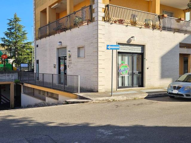 Locale Commerciale in affitto a Puglia, Bari