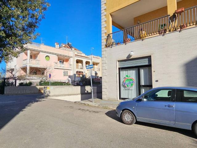 Locale Commerciale in affitto a Puglia, Bari