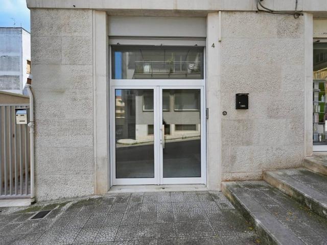 Locale Commerciale in affitto a Puglia, Bari